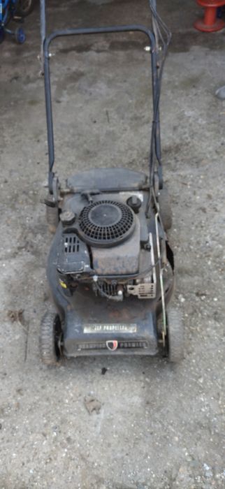 Продавам бензинова самоходна косачка идвигател