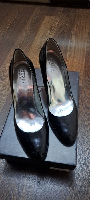 Стилни дамски обувки GUESS 39 номер