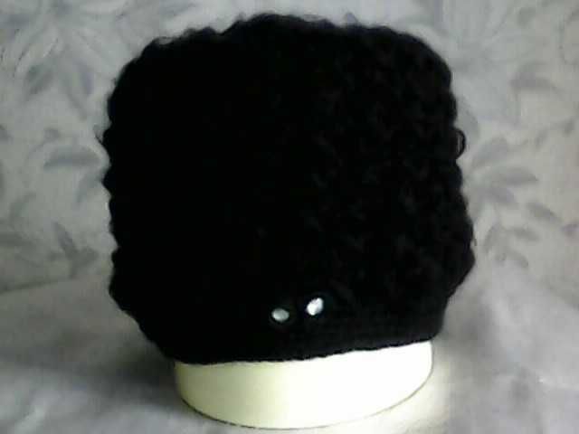 Шапки женские теплые и шарфы продаются.