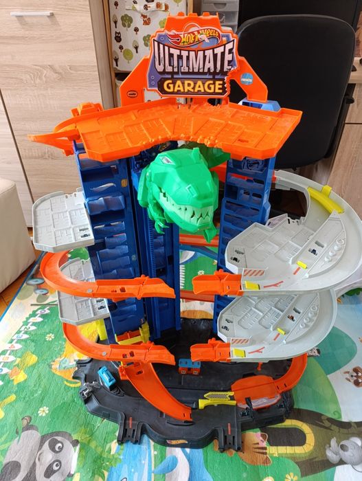 Гаражи и писти hot wheels