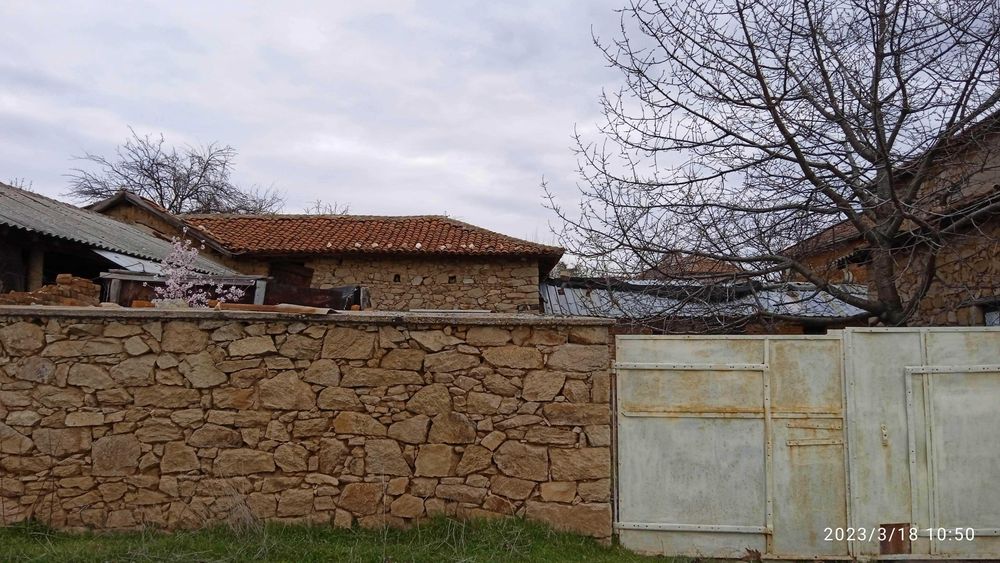 Продава се къща с двор, харман, градина и селскостопански постройки