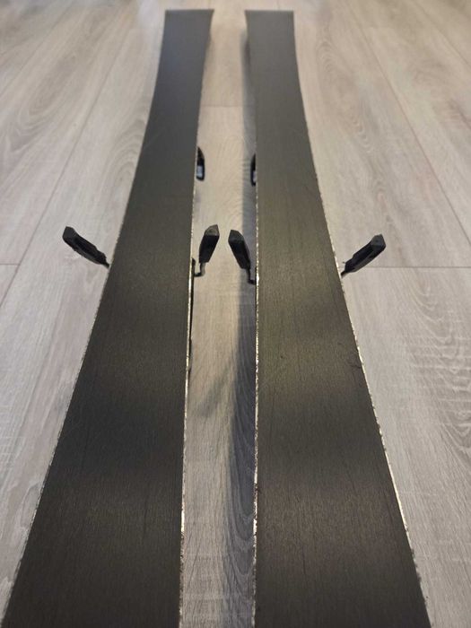 Set schi damă Atomic – schiuri Cloud 7 + clăpari Atomic + bețe