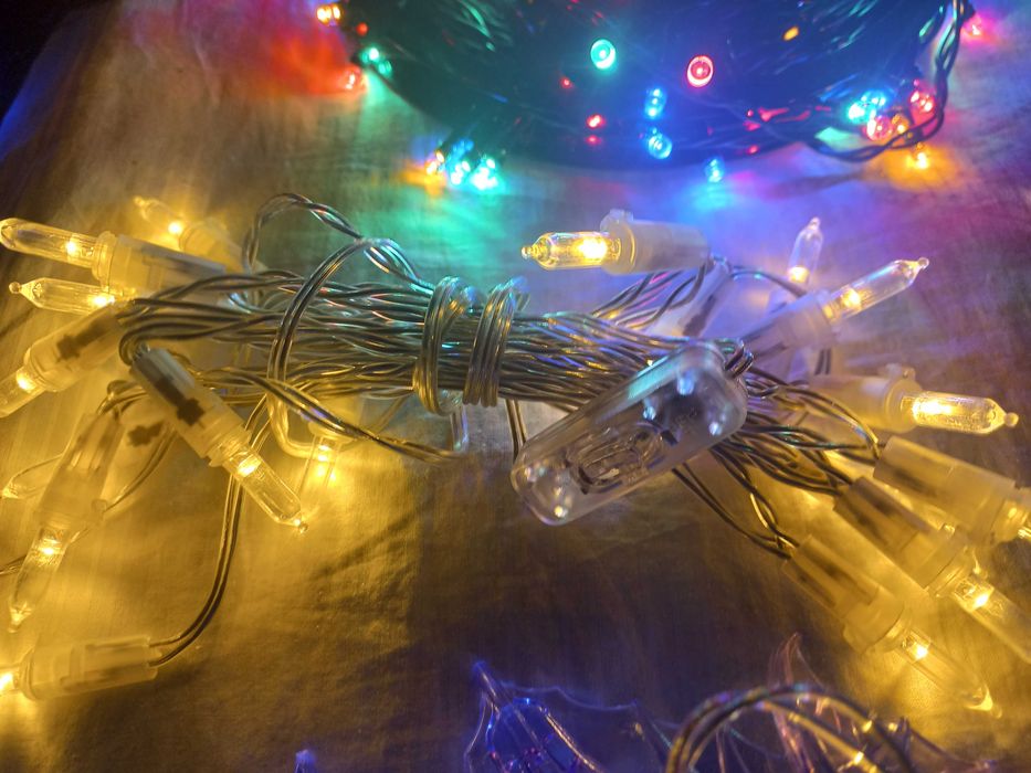 Коледни лампички и коледна декорация