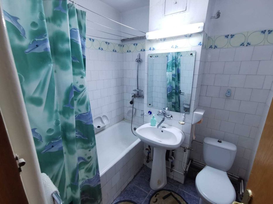Inchiriez apartament 2 camere decomandat, bul.Dacia, zona f.buna !