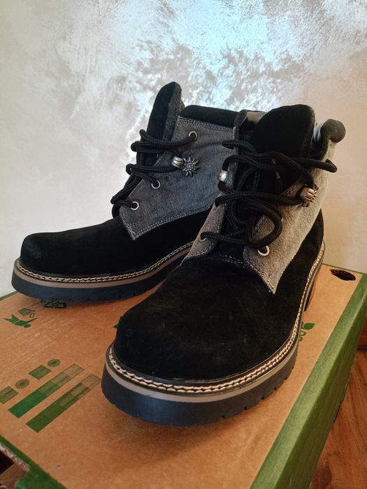 Боти естествен велур Montega