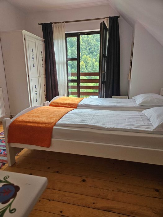 Pensiune cu 6 camere cu băi private, 18 locuri