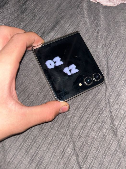 z flip 5 8/256 полосы пятна