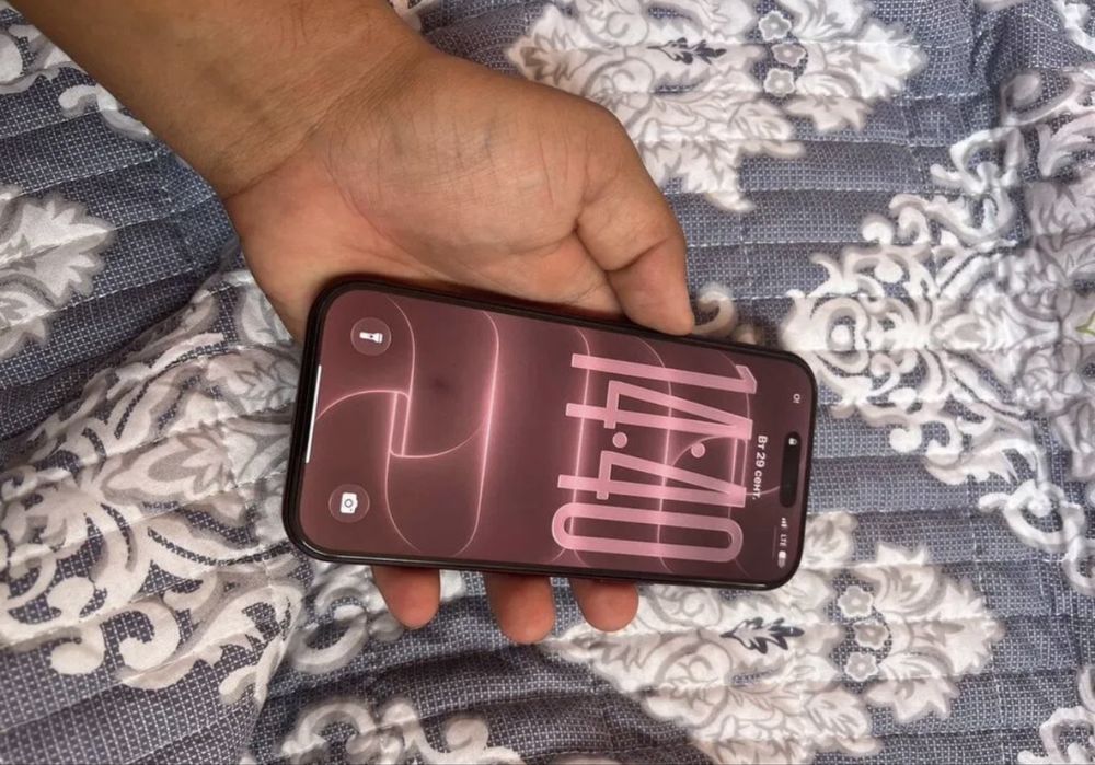 Продаю iphone 18pro 256g неделю пользовался esim