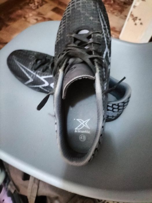 Продам спорт.обувь-43 размер,5.000