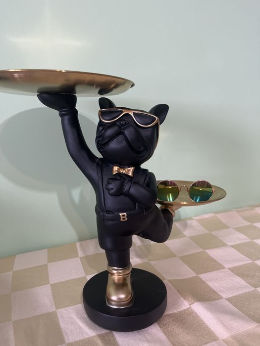 Декоративна фигура куче с поднос