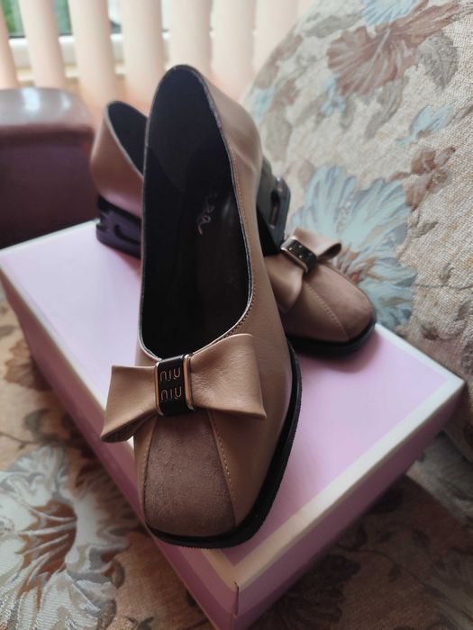 Чисто нови, много красиви бежови обувки.