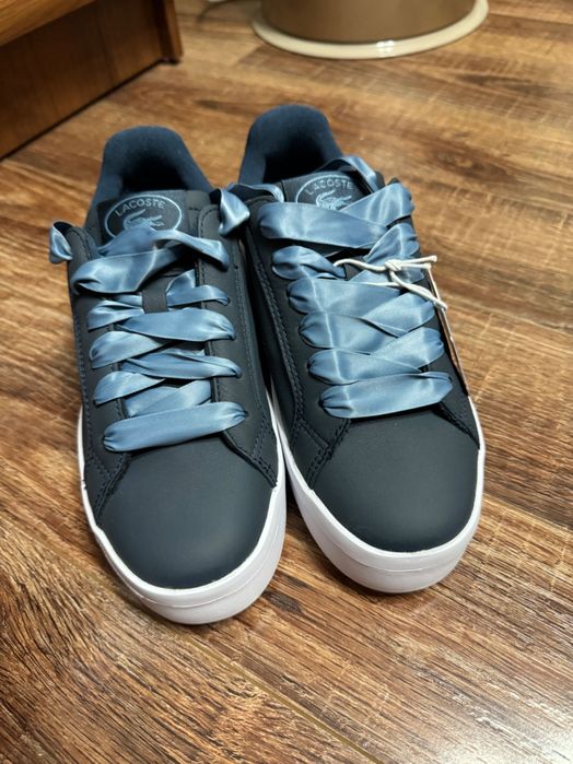 Кроссовки от фирмы Lacoste