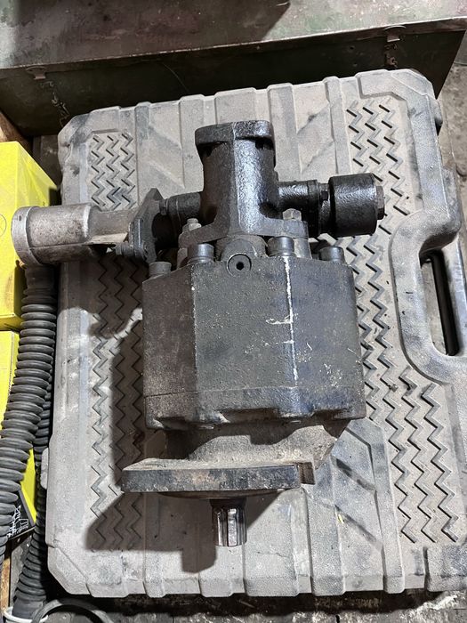 Насос подъема кузова с клапаном