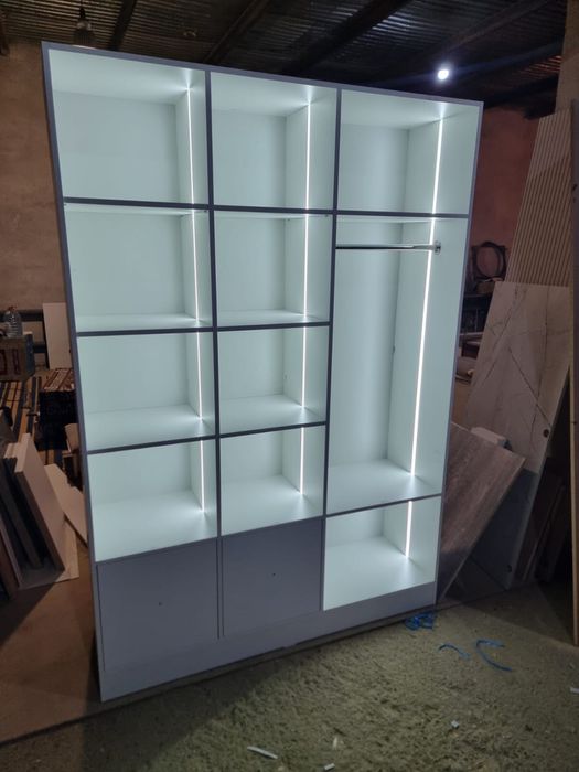 Шкаф с подсветкой в идеальном состоянии