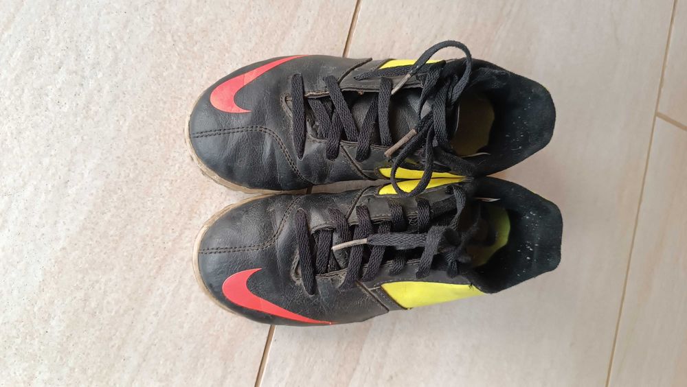 футболни обувки гъсенички бутонки Nike