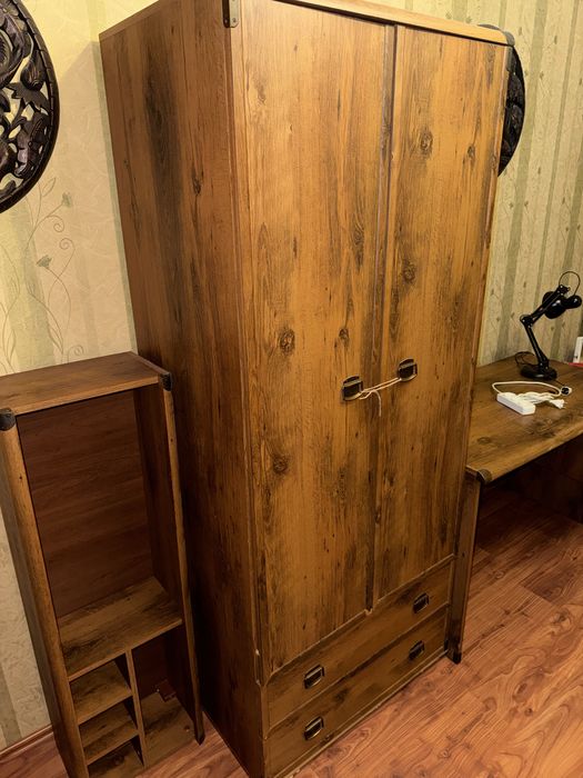 Продам мебель: шкаф стол и полку