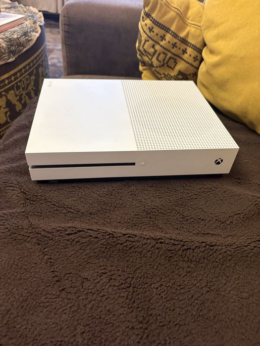 xbox 1 s 2 manete +8 jocuri vine si cu cont dar se adauga o taxa pt cont