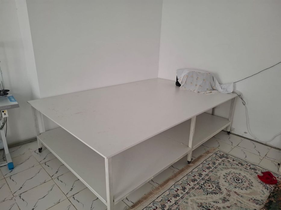 Стол на роликах.