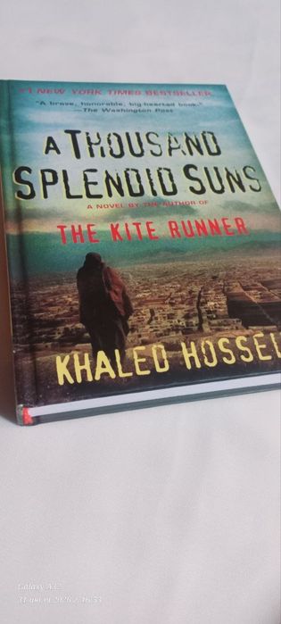 Книга на английском языке A Thousand Splendid Suns by Khaled Hosseini