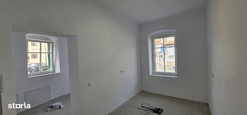 Vand spatiu cu intrare din strada,pretabil cabinete medicale,Pta Cibin