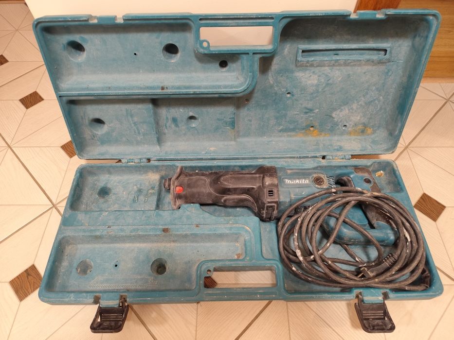 Саблен трион makita