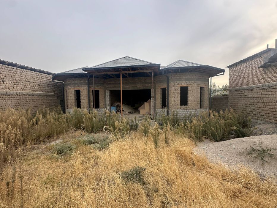 Ховли сотилади..