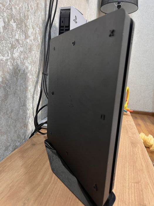 Продам прошитую Playstation 4 slim 1 tb