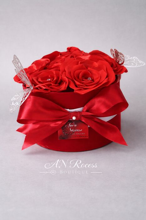 Cutie de catifea cu trandafiri din satin