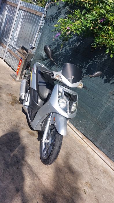 Scuter 125cc 12cp motor honda, se conduce cu permis categoria  B