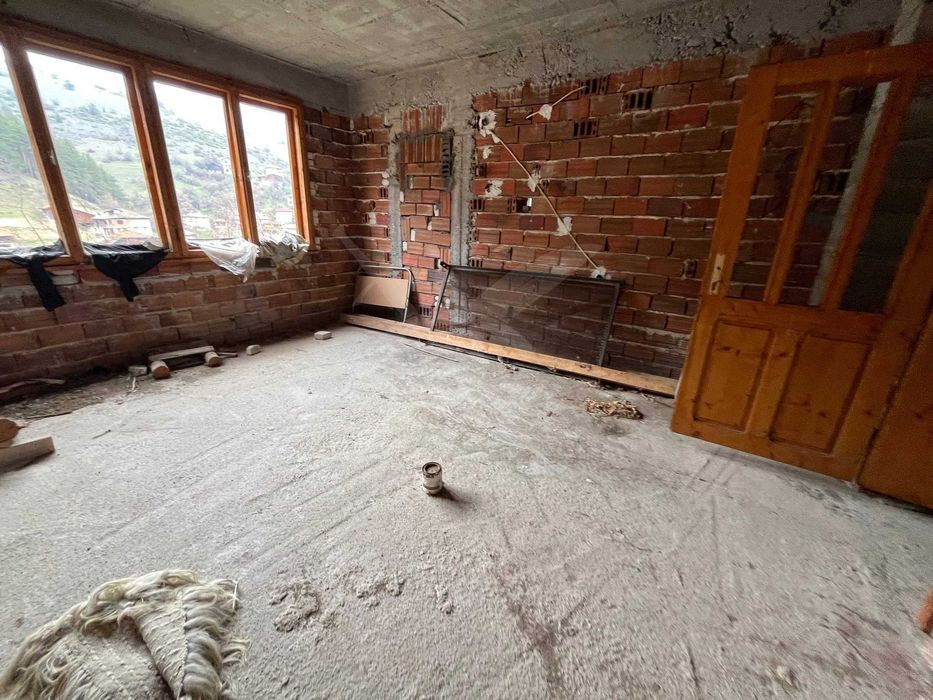 Четириетажна къща с гледка в Забърдо