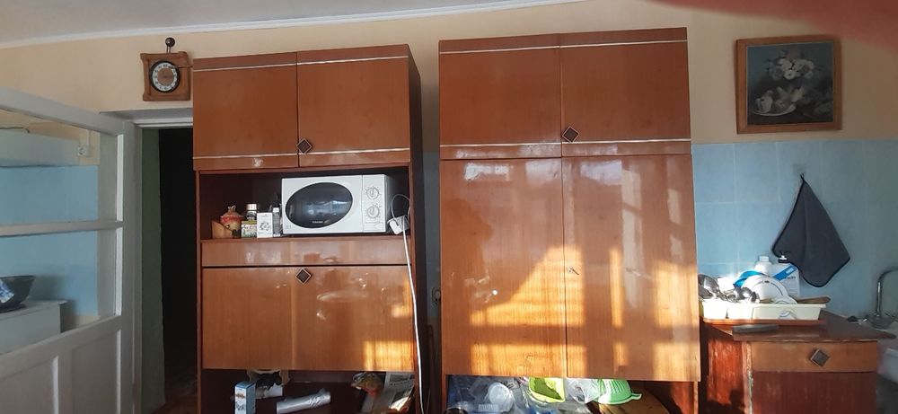 Продается 4-секцион стенка шкаф и диваны кресло старые и