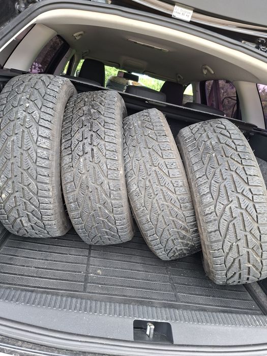 CAUCIUCURI DE IARNĂ 205 / 55 / 16 M+S* PROFIL 90 %* Ca Noi * Set 4 Bucăți * 150 ron Bucata * Câmpulung Muscel județ Argeș *