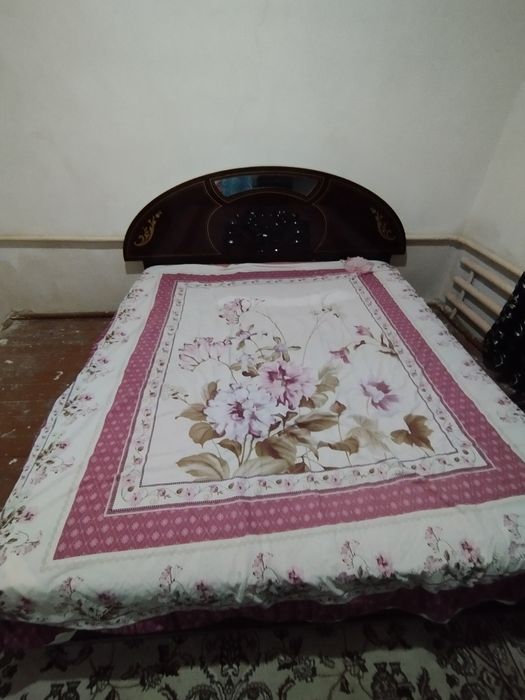 Спальняя кровать  тумба с зеркалам