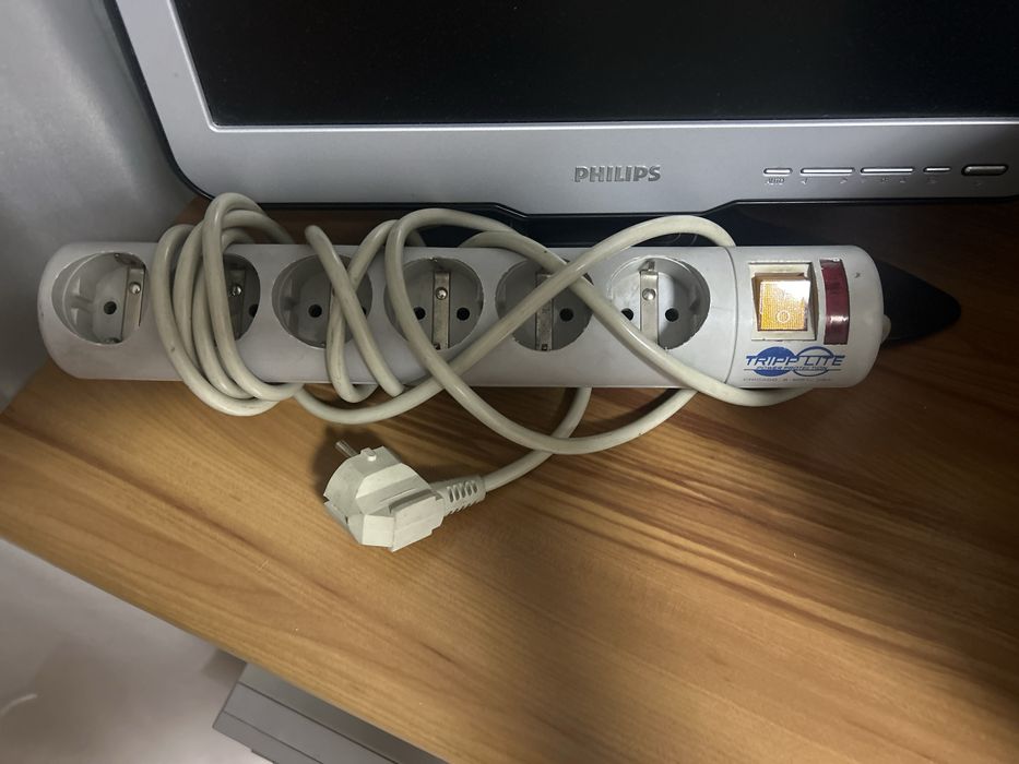 hp LaserJet 1005 series, модем TP-LINK, колонки, сетевой фильтр