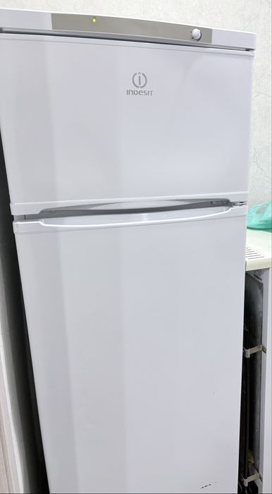 Холодильник «Indezit» .