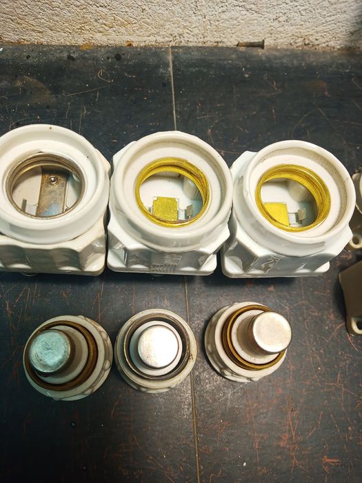 Керамични основи, капачки и предпазители.