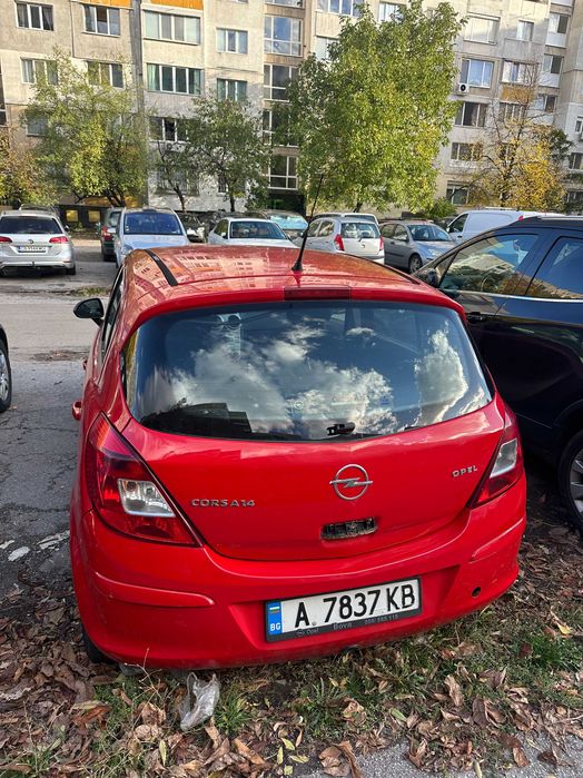 Продавам Опел Корса