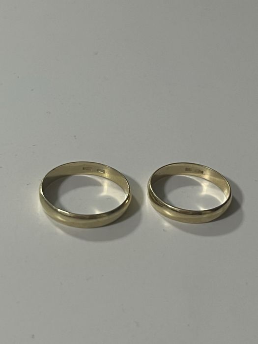 два золотых кольца (обручальные)