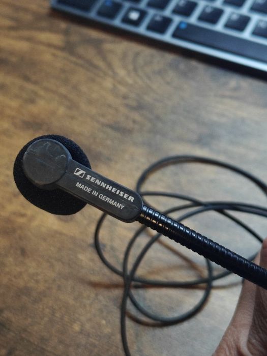 Sennheiser G3 wireless microfon belt-pack in ear