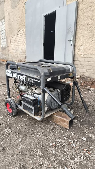 Продам бензогенератор Huter DY6500LX