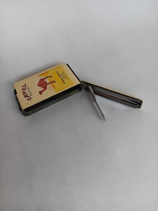 Tabachera cu bricheta Camel,veche, de colectie, perioada comunista RSR