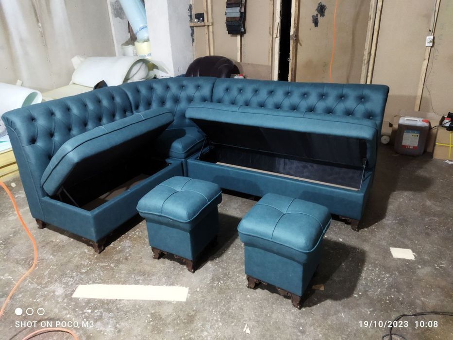 мягкие мебель и кухный уголок