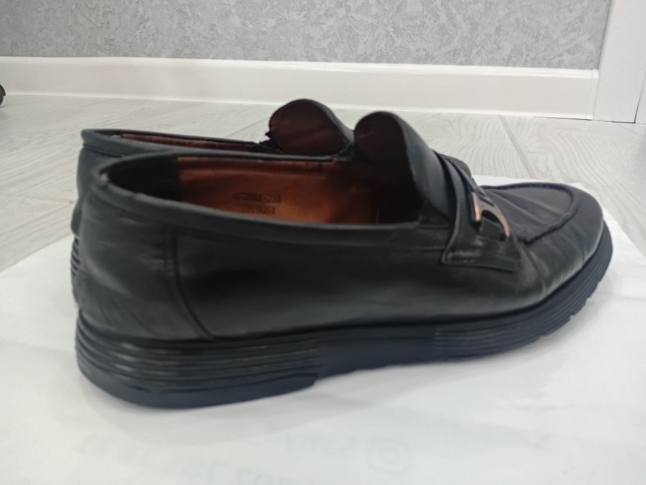 Чёрные кожаные лоферы 39 размера
