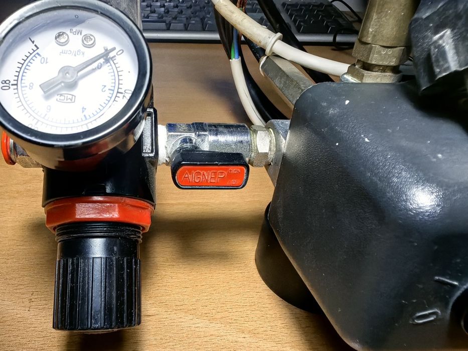 Пневматичен филтър регулатор AFR-2000 колплект с пресостат MDR 2-EA/11