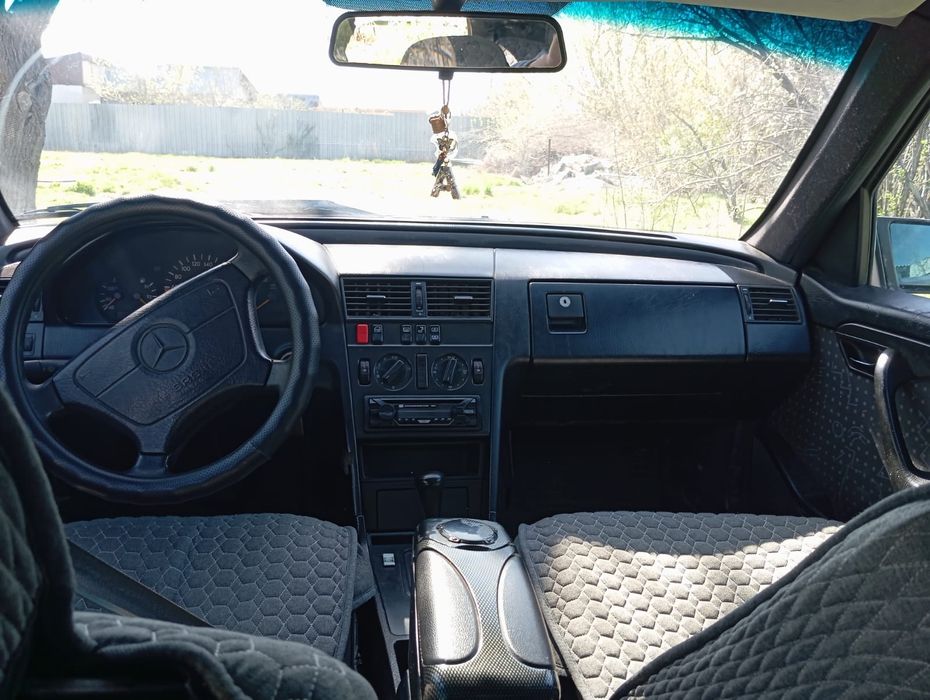 Автомобиль Мерс 200