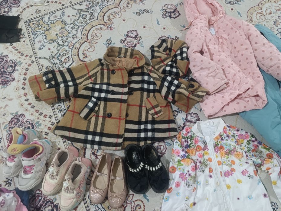 Продам пальто и куртки для девочки 6-7лет