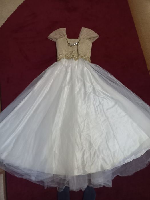 Вечерние платья берёзового и белого цвета  на продажу