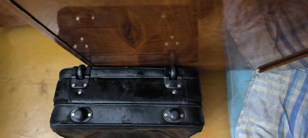 Чемодан 35*45 ( есть колеса)