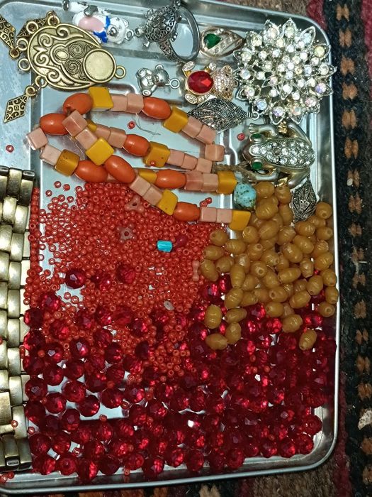 Antivar va zamonaviy taqinchoq va boshqa buyumlar arzon narxda sotilad