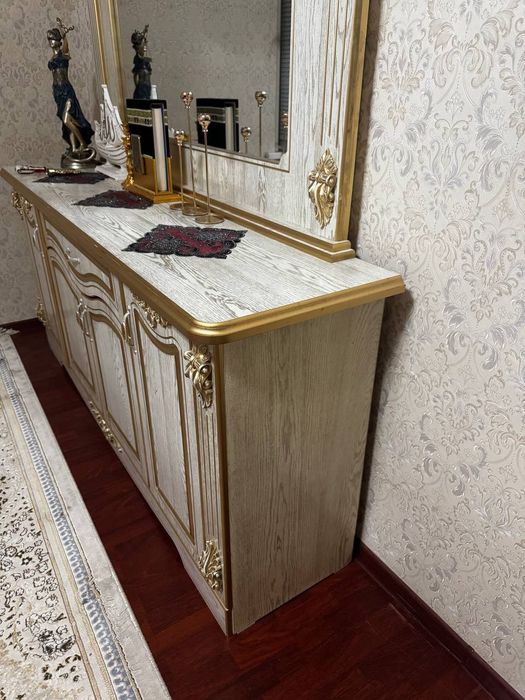 Трюмо для гостинной или спальни в белом цвете в отличном состоянии